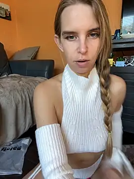 Snapshot of thigh_hi chatting on 10/13/25, 02:39 thigh hi online show from 10/13/25, 02:39