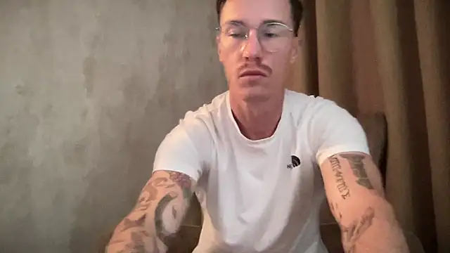 Snapshot of long_1313 chatting on 10/19/25, 11:11 long 1313 online show from 10/19/25, 11:11