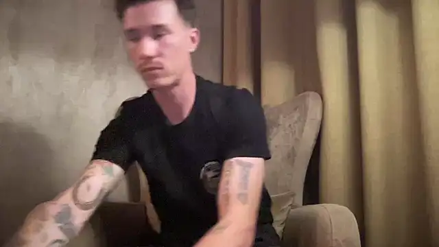 Snapshot of long_1313 chatting on 10/20/25, 04:51 long 1313 online show from 10/20/25, 04:51