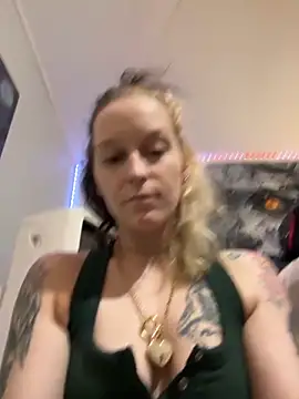 Snapshot of damselaintstressn chatting on 11/07/25, 11:27 damselaintstressn online show from 11/07/25, 11:27