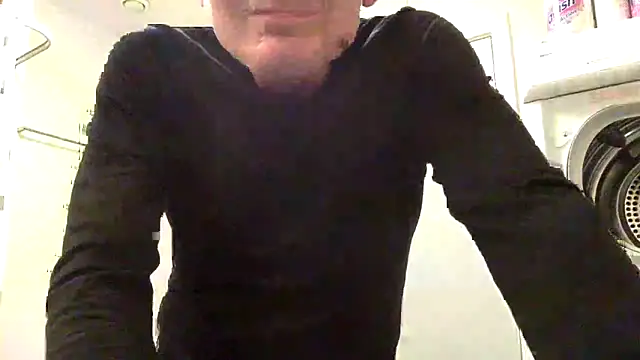 Snapshot of Parleg2 chatting on 10/22/25, 04:29 Parleg2 online show from 10/22/25, 04:29