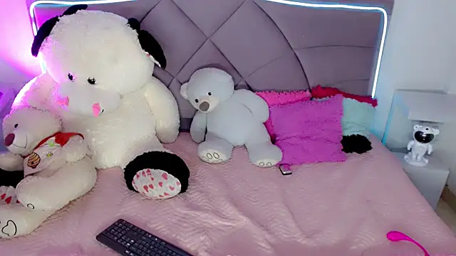 Snapshot of Carolaine01 chatting on 11/14/25, 04:06 Carolaine01 online show from 11/14/25, 04:06