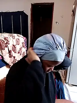 Snapshot of KMbesxxx chatting on 11/23/25, 05:07 KMbesxxx online show from 11/23/25, 05:07