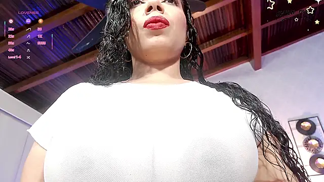 Snapshot of harper_ziu chatting on 11/17/25, 12:11 harper ziu online show from 11/17/25, 12:11