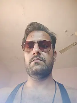 Snapshot of MAGNETICDADDY8 chatting on 11/03/25, 08:04 MAGNETICDADDY8 online show from 11/03/25, 08:04