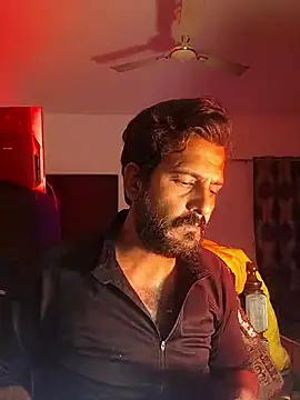 Snapshot of MAGNETICDADDY8 chatting on 12/18/25, 05:19 MAGNETICDADDY8 online show from 12/18/25, 05:19