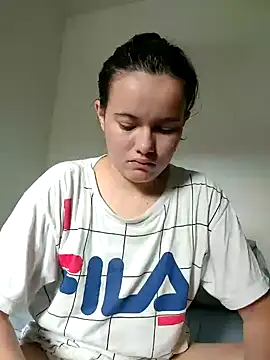 Snapshot of camillebr chatting on 01/21/25, 01:22 camillebr online show from 01/21/25, 01:22