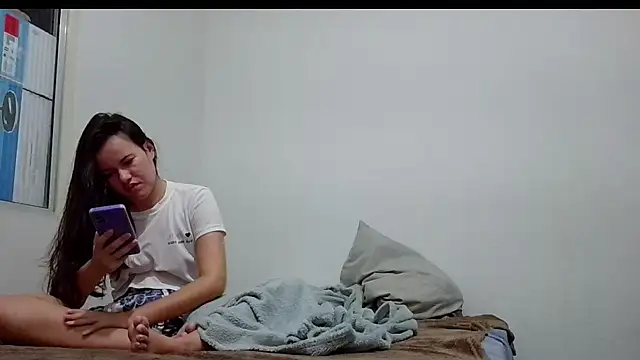 Snapshot of camillebr chatting on 01/27/25, 02:42 camillebr online show from 01/27/25, 02:42