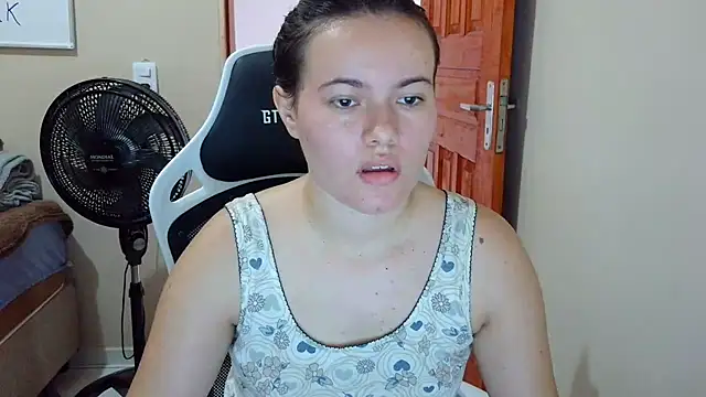 Snapshot of camillebr chatting on 02/21/25, 12:28 camillebr online show from 02/21/25, 12:28