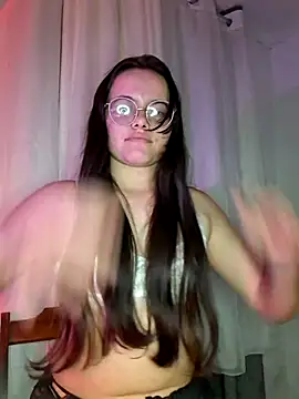 Snapshot of camillebr chatting on 05/20/26, 11:33 camillebr online show from 05/20/26, 11:33