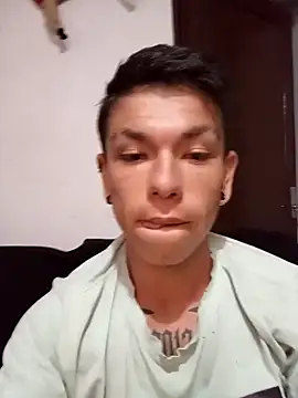 Snapshot of chispahot69_ chatting on 01/04/25, 10:05 chispahot69 online show from 01/04/25, 10:05