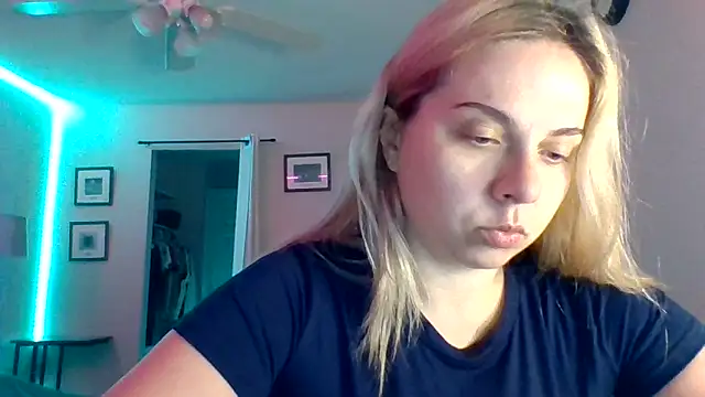 Snapshot of HappyIva chatting on 09/22/25, 06:37 HappyIva online show from 09/22/25, 06:37