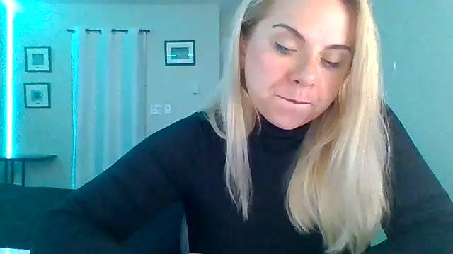 Snapshot of HappyIva chatting on 10/13/25, 04:29 HappyIva online show from 10/13/25, 04:29