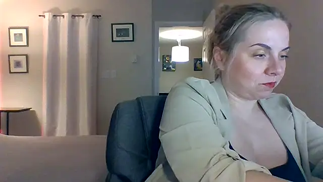 Snapshot of HappyIva chatting on 11/13/25, 04:00 HappyIva online show from 11/13/25, 04:00