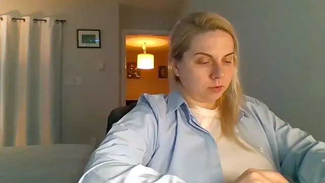 Snapshot of HappyIva chatting on 11/14/25, 06:12 HappyIva online show from 11/14/25, 06:12