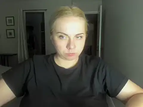 Snapshot of HappyIva chatting on 11/17/25, 07:47 HappyIva online show from 11/17/25, 07:47