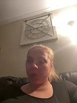 Snapshot of HappyIva chatting on 11/24/25, 10:15 HappyIva online show from 11/24/25, 10:15