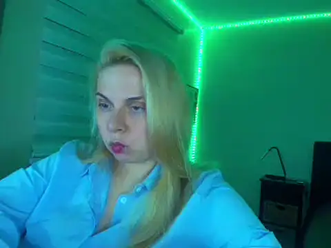 Snapshot of HappyIva chatting on 11/26/25, 08:37 HappyIva online show from 11/26/25, 08:37