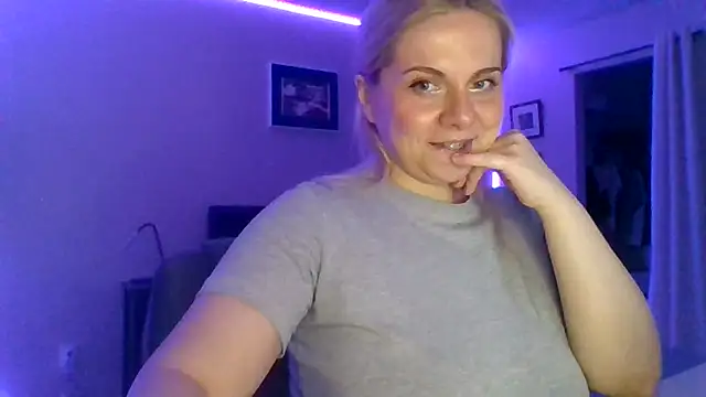 Snapshot of HappyIva chatting on 12/01/25, 04:01 HappyIva online show from 12/01/25, 04:01