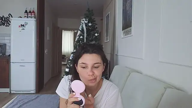 Snapshot of KristineEsme chatting on 12/14/25, 06:08 KristineEsme online show from 12/14/25, 06:08