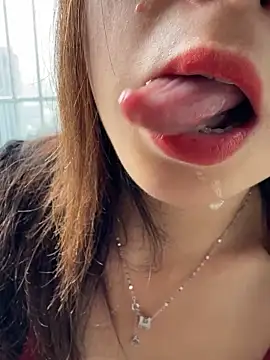 Snapshot of SSSniang- chatting on 10/28/25, 01:31 SSSniang- online show from 10/28/25, 01:31