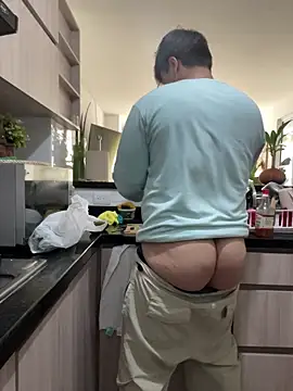 Snapshot of Thom_Ohtani chatting on 10/28/25, 07:27 Thom Ohtani online show from 10/28/25, 07:27