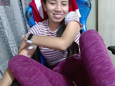 Snapshot of Danielagomez33 chatting on 04/14/26, 01:00 Danielagomez33 online show from 04/14/26, 01:00