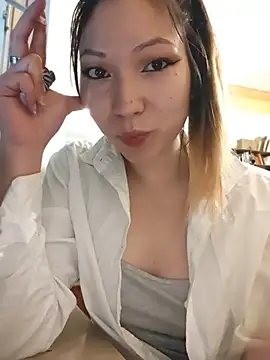 Snapshot of LoveFoxyQueen chatting on 05/22/26, 05:07 LoveFoxyQueen online show from 05/22/26, 05:07