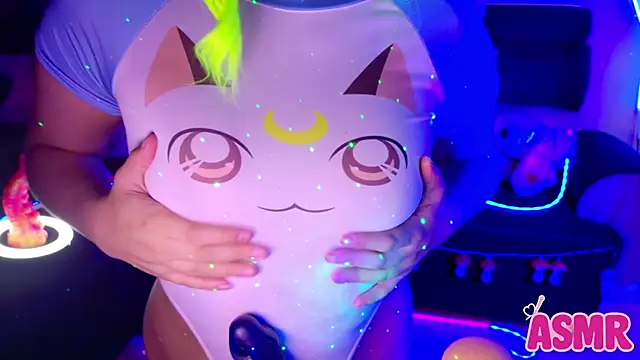 Snapshot of LaytonBox chatting on 10/30/25, 04:19 LaytonBox online show from 10/30/25, 04:19