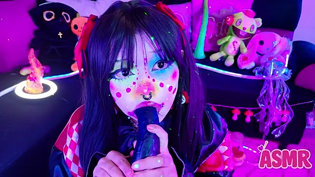 Snapshot of LaytonBox chatting on 10/31/25, 12:39 LaytonBox online show from 10/31/25, 12:39