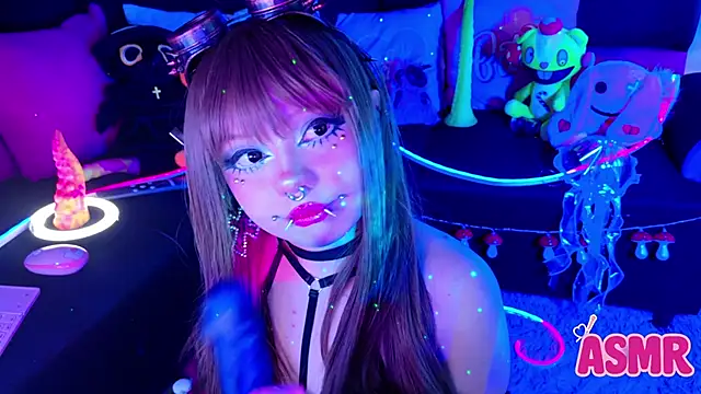 Snapshot of LaytonBox chatting on 11/02/25, 01:13 LaytonBox online show from 11/02/25, 01:13