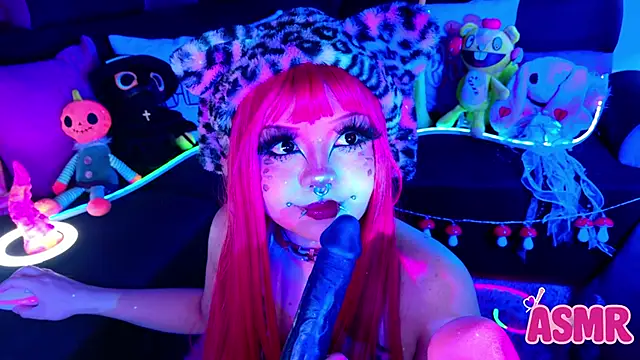 Snapshot of LaytonBox chatting on 11/04/25, 01:43 LaytonBox online show from 11/04/25, 01:43