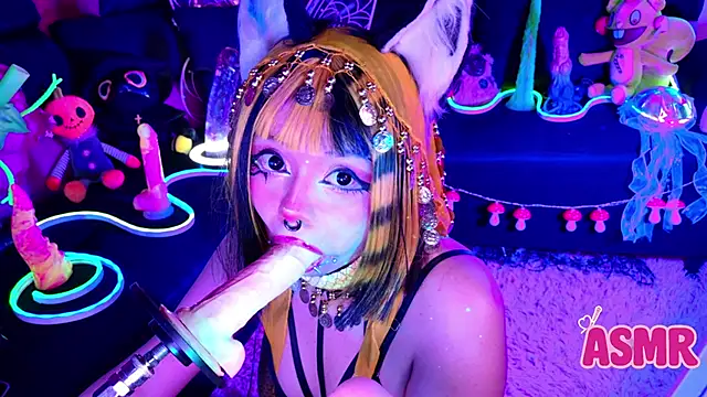 Snapshot of LaytonBox chatting on 11/09/25, 02:26 LaytonBox online show from 11/09/25, 02:26