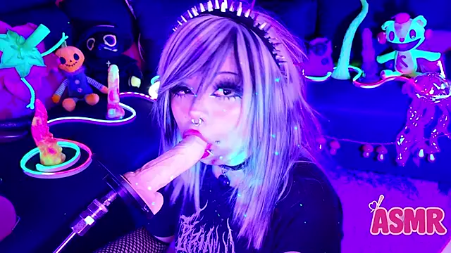 Snapshot of LaytonBox chatting on 11/11/25, 01:44 LaytonBox online show from 11/11/25, 01:44