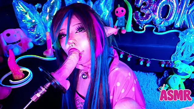 Snapshot of LaytonBox chatting on 11/14/25, 01:21 LaytonBox online show from 11/14/25, 01:21