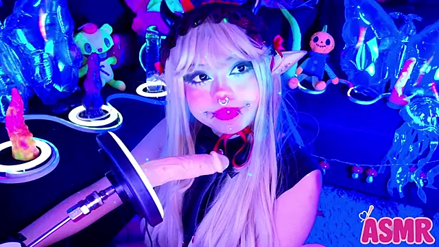 Snapshot of LaytonBox chatting on 11/16/25, 04:45 LaytonBox online show from 11/16/25, 04:45