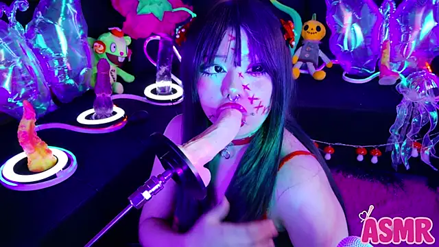 Snapshot of LaytonBox chatting on 11/18/25, 04:22 LaytonBox online show from 11/18/25, 04:22