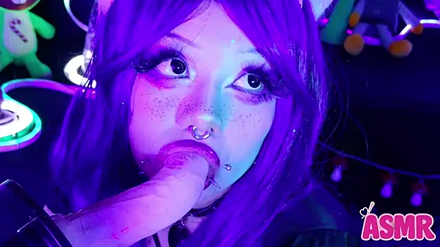 Snapshot of LaytonBox chatting on 11/22/25, 03:00 LaytonBox online show from 11/22/25, 03:00