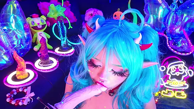 Snapshot of LaytonBox chatting on 12/18/25, 02:12 LaytonBox online show from 12/18/25, 02:12