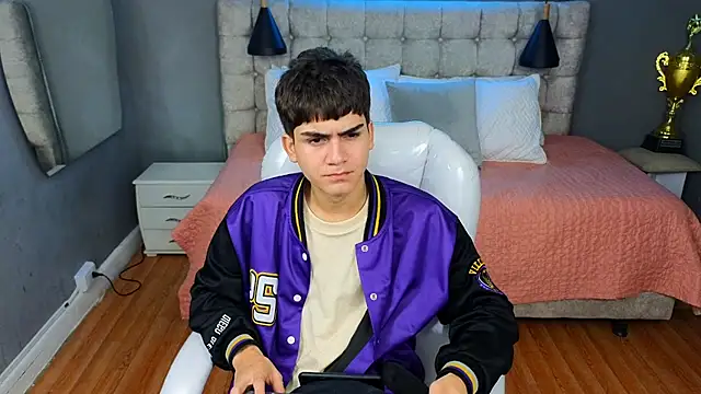 Tommy18   online show from 03/11/25, 07:15