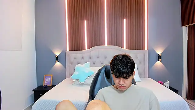 Tommy18   online show from 10/22/25, 03:18