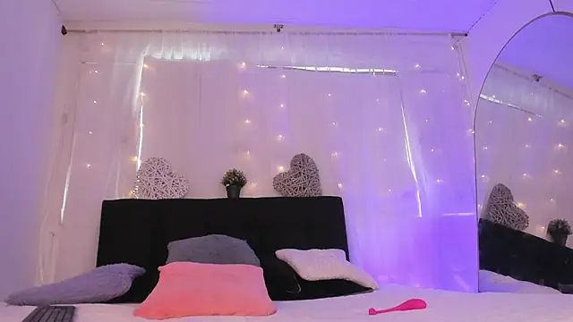 Snapshot of Bonny_and_carrot chatting on 11/08/25, 05:12 Bonny and carrot online show from 11/08/25, 05:12