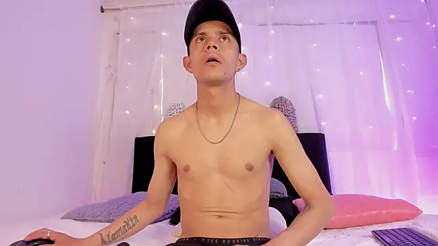 Snapshot of Bonny_and_carrot chatting on 11/19/25, 07:14 Bonny and carrot online show from 11/19/25, 07:14