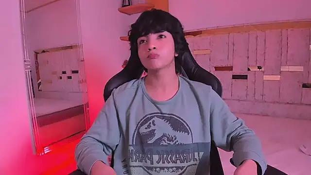 AllanYong18 online show from 03/19/25, 04:47