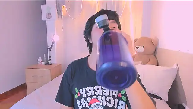 AllanYong18 online show from 09/28/25, 05:35