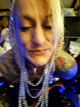 Snapshot of MissParadise40 chatting on 11/04/25, 11:37 MissParadise40 online show from 11/04/25, 11:37