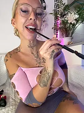 Snapshot of CheekyChels chatting on 10/29/25, 11:45 CheekyChels online show from 10/29/25, 11:45