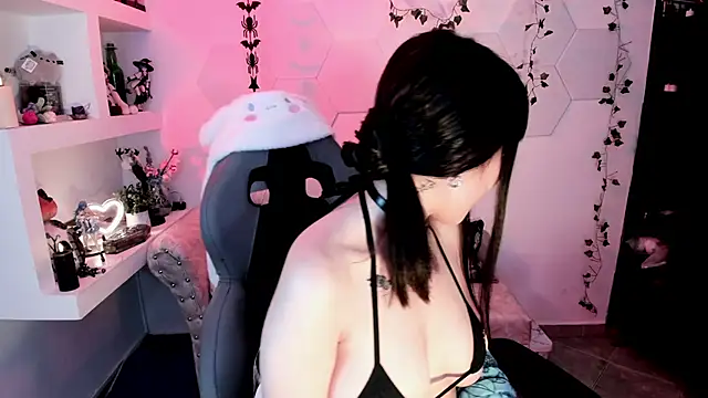 Snapshot of Effy_Devalk chatting on 02/12/25, 02:10 Effy Devalk online show from 02/12/25, 02:10