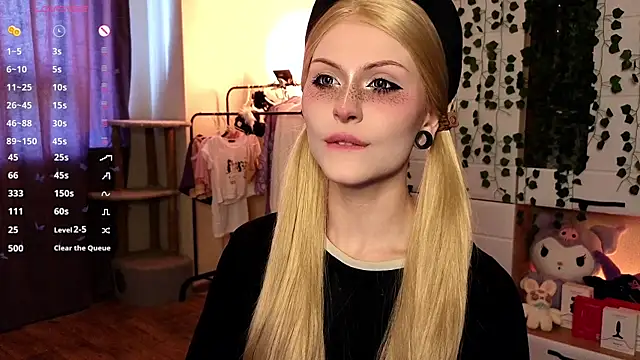 Snapshot of Emily__Mooree chatting on 10/04/25, 07:28 Emily  Mooree online show from 10/04/25, 07:28