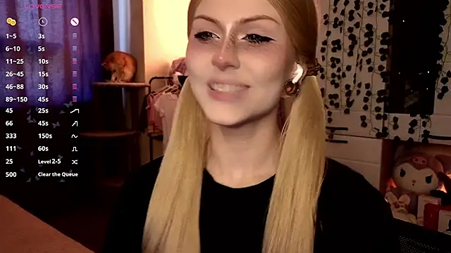 Snapshot of Emily__Mooree chatting on 10/07/25, 07:16 Emily  Mooree online show from 10/07/25, 07:16